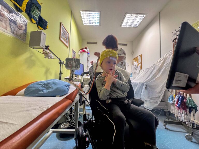 Díky sbírce za 150 milionů má Martínek šanci na život. Před dvěma lety dojal celé Česko, dnes už sedí a poznává svět