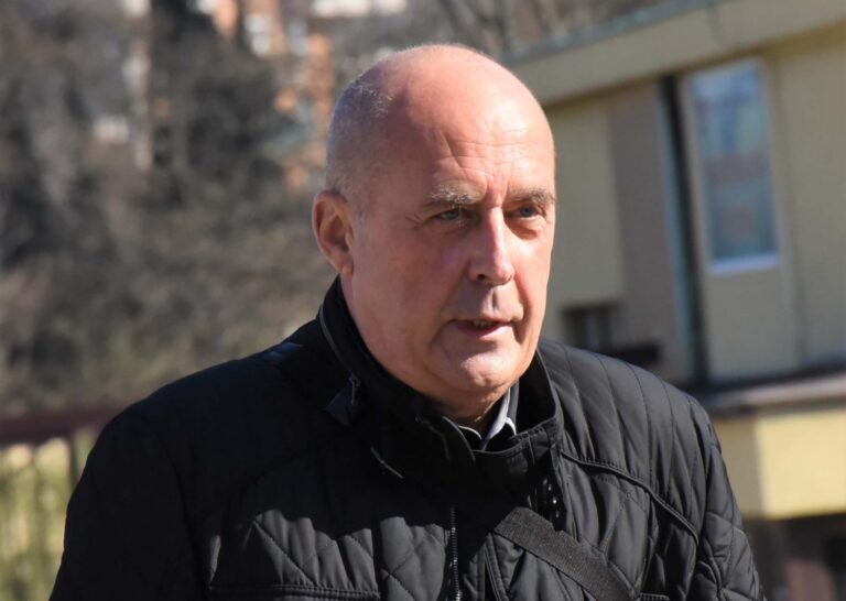 Petr Salava slaví 70: Rozjel AMFORU, naučil Čechy mexickou vlnu a jeho hláška „Kdo neskáče není Čech“ zní dodnes