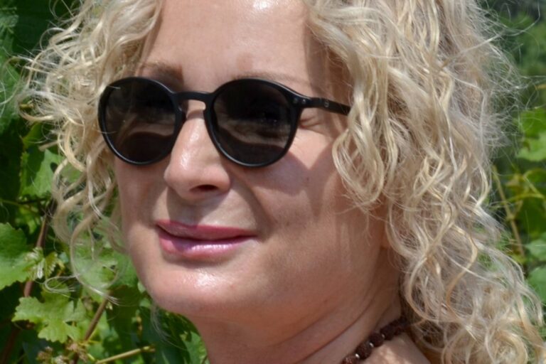 „Byla jsem emoční jojo,“ říká Světlana Nálepková. Dnes pomáhá druhým a žije v domě plném dřeva a jógy