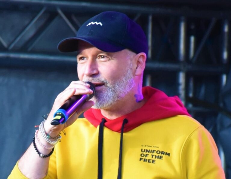 Moderátor Honza Musil dojal útulek i veřejnost. Devítiletému psovi změnil život