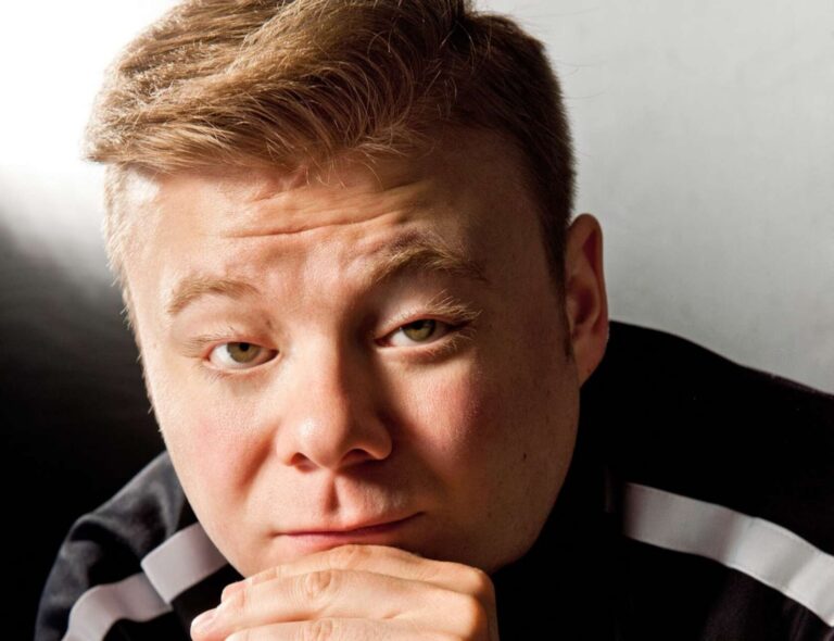 Herec Filip Kaňkovský se představí jako průvodce na zámku. V Děčíně provede návštěvníky zámeckými komnatami