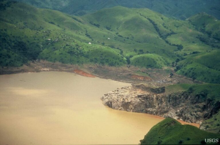 Zabíjelo tiše a neviditelně. Tragédie u jezera Nyos stála během jedné noci život přes 1 700 lidí