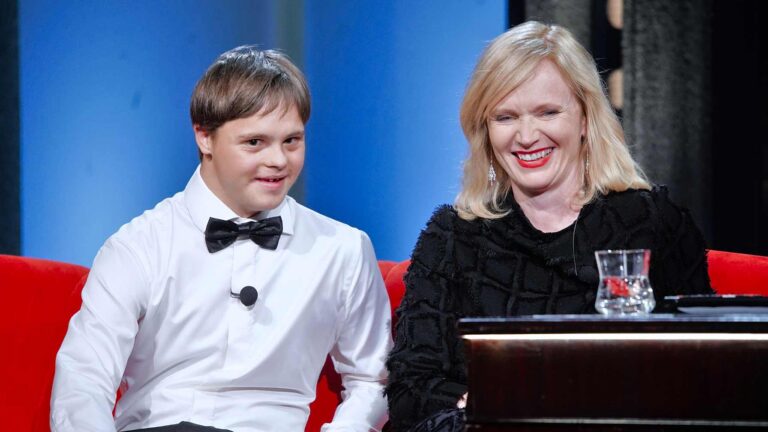 Karavan vypráví příběh kluka s autismem. V Show Jana Krause zazní zákulisí natáčení a budou se slavit i 80. narozeniny