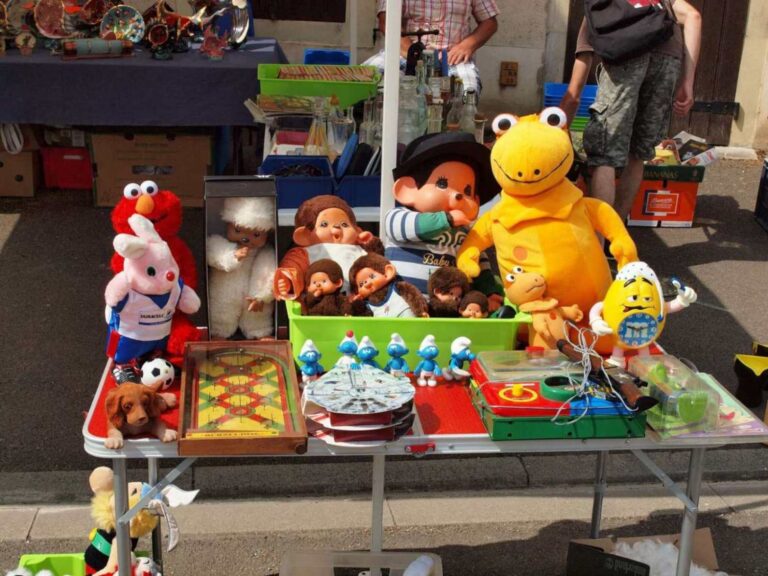 Retro hračky z 90. let: Mončičák, pogy i Kinder vajíčka se Šmouly mají dnes sběratelskou hodnotu