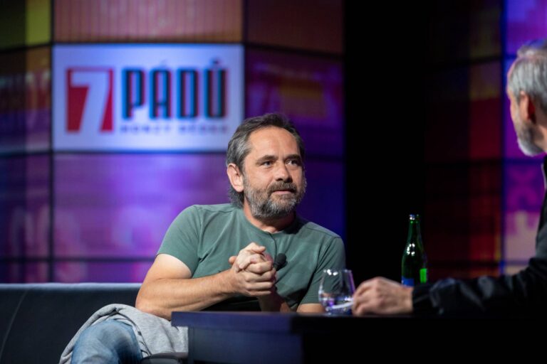 Filip Čapka: Vyhoření ho dohnalo až k lopatě a bagru. „Byl jsem nejšťastnější bagrista,“ tvrdí