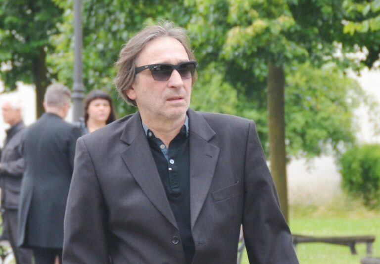 Ondřej Pavelka je sedmdesátník. Žije s andělem, kterého mu prý poslal pánbůh za všechny lumpárny. Její totožnost ale tají