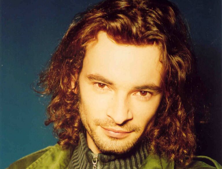 Otto Kallus slaví 49. narozeniny. Proslavil se rolí Filipa Rubeše v Rodinných poutech, dnes se věnuje režii dokumentů