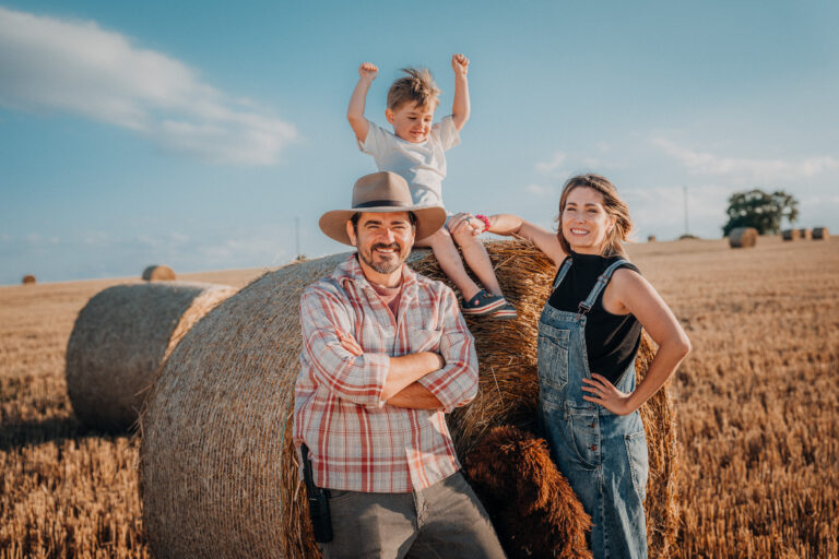Z herce farmářem: Vojta Kotek se s manželkou Radanou a synem přesouvá na venkov a buduje biofarmu