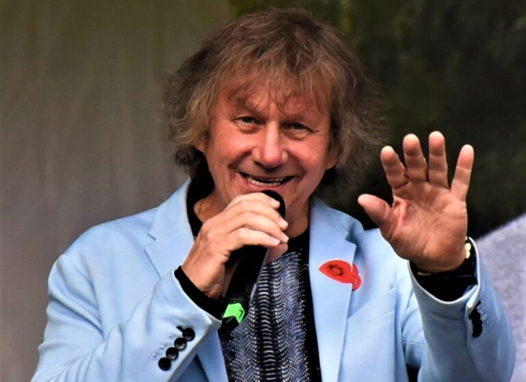 Standa Hložek slaví 71 a jede naplno: Na pódiu má pořád elán, kvůli zdraví přestal kouřit a vystupuje i po boku svého syna