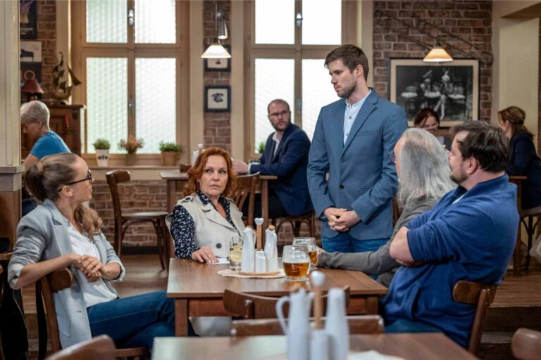 Ulice v pátek: Pecháček rozjíždí akci, Soňa se začíná mstít a milostný trojúhelník