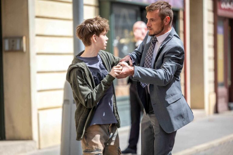 Příští týden v seriálu Ulice: Pešek i Matěj v nemocnici, rande, střet Erika a mafie a nová postava