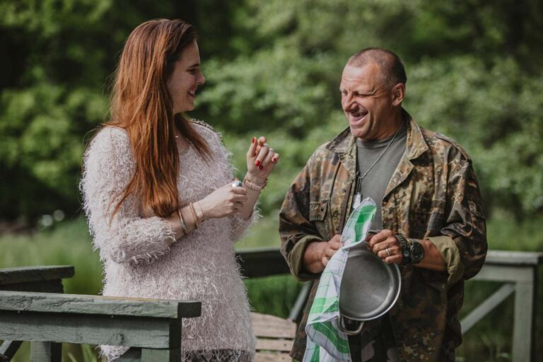 Osada se vrací: Chaty se musely postavit, natáčení hatil bobr i žáby a Jana Plodková si musela dávat pozor na hladinku