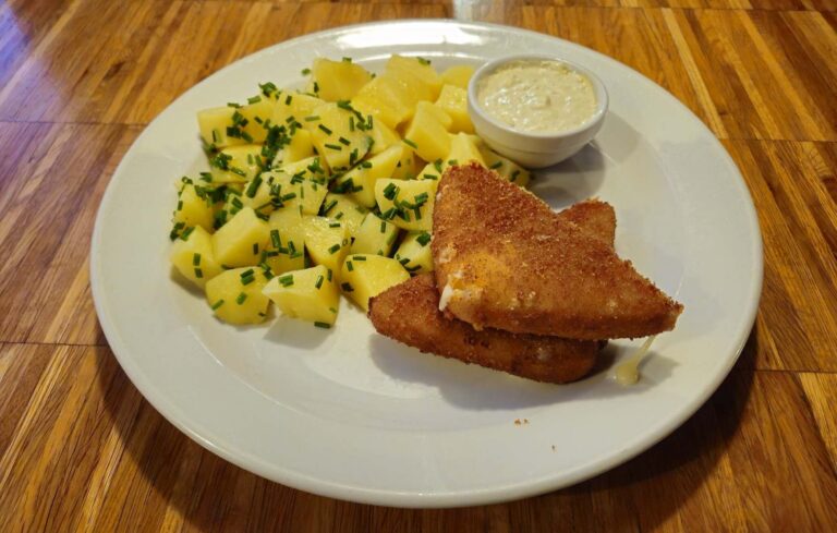 Šéfkuchař Jan Punčochář radí, jak na nejlepší smažák. Zásadní je sýr i teplota oleje