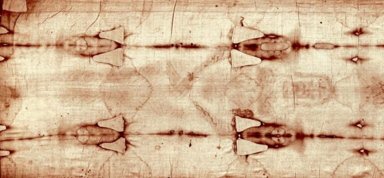 Turínské plátno a nejasnosti kolem něj: Teorie o padělku ze středověku přetrvává