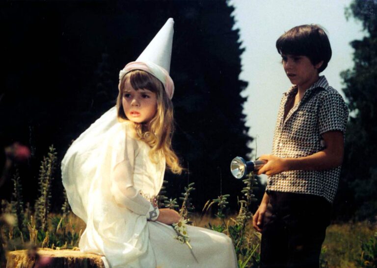 Ať žijí duchové: Adopce, neopětovaná láska, cenzura a judisté místo dětí