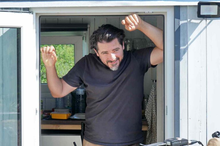 Vojta Kotek nechává diváky nahlédnout do soukromí na cestě za svým snem. Od manželky dostal maringotku