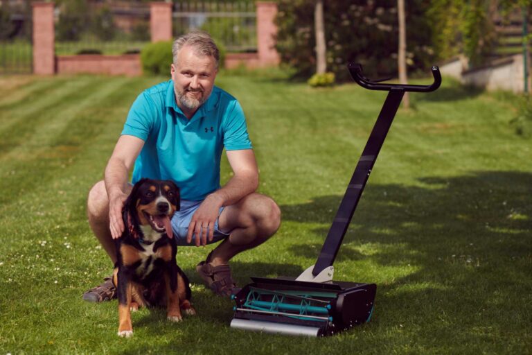 Trávník na podzim trpí. Trávníkář Tomáš Šena radí, co dělat, aby přežil zimu v kondici