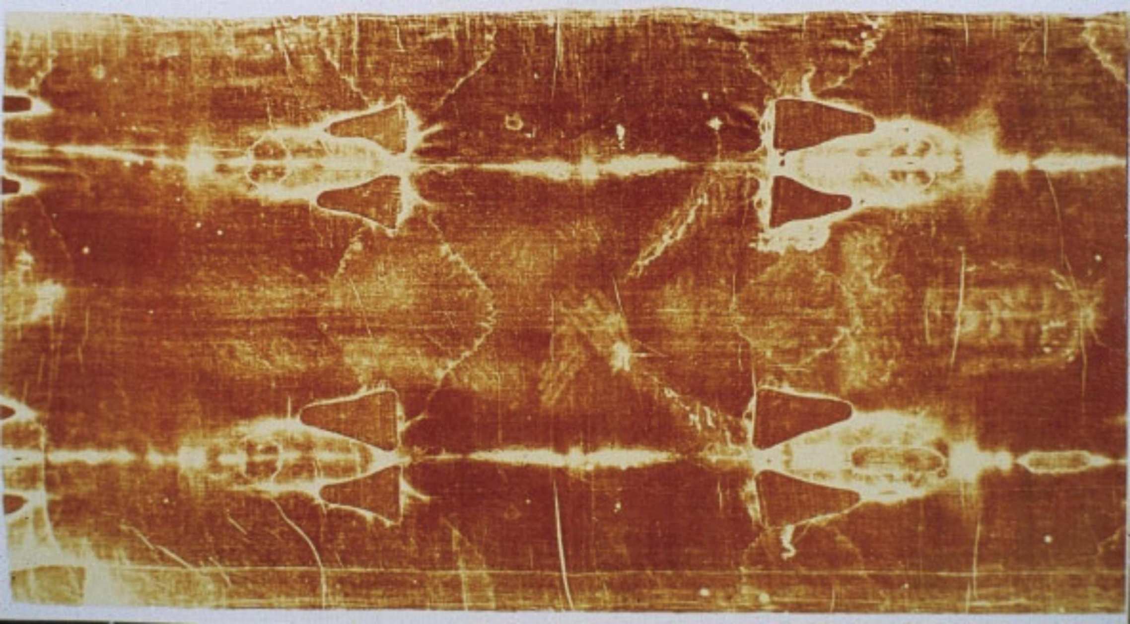 Turínské plátno, FOTO: <a href="https://commons.wikimedia.org/wiki/File:Turin_Shroud.jpg">forum.hammihan.com</a>, Public domain, via Wikimedia Commons