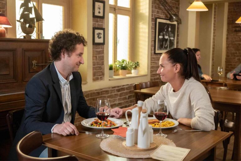 Ulice v pondělí: Nejlepší kamarádi, kde je Agáta a rande skončí dříve, než začne kvůli zraněné Sáře