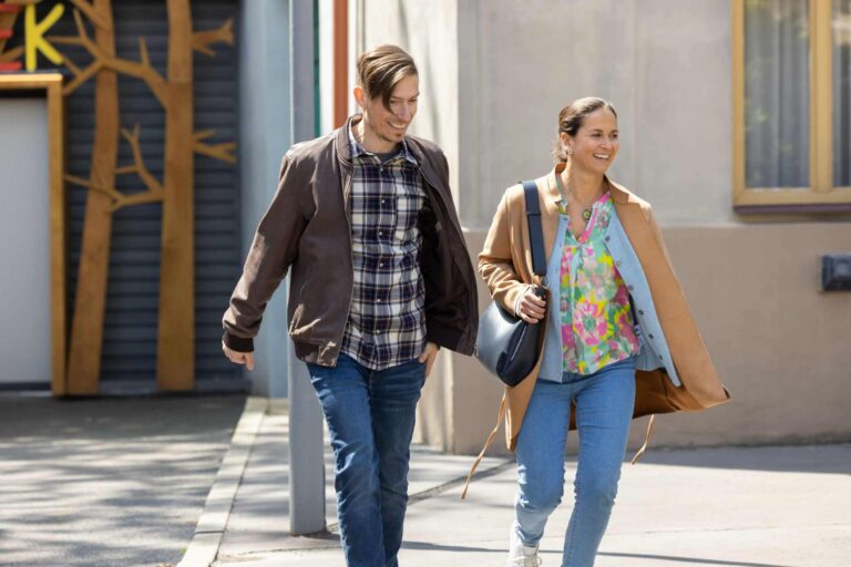 Tento týden v seriálu Ulice: Záhadný balíček vyvolá pozdvižení, Sonin boj proti klubu a první rande