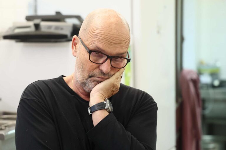 Ano, šéfe míří do Bruntálu. Nádražní hospoda je v červených číslech, vaří tu jen strach a chaos