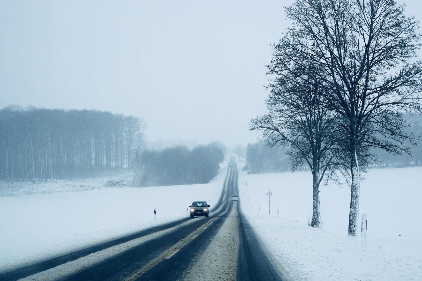 Kdo čeká se zimními pneu až na sníh, může litovat. Říjen je ideální čas na přezutí