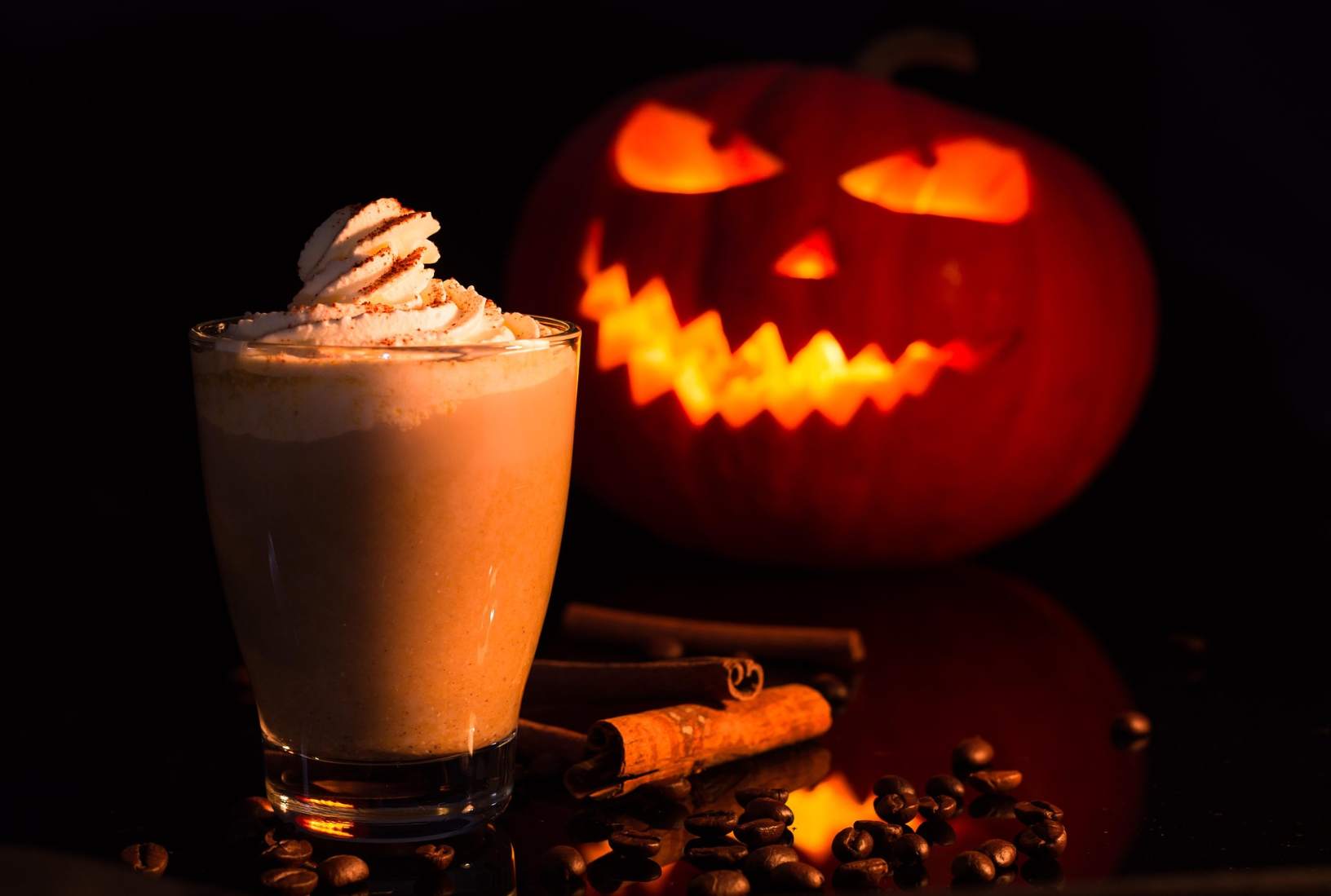 Horký podzim v kelímku. Dýni v dýňovém latté nehledejte, jen speciální směs koření