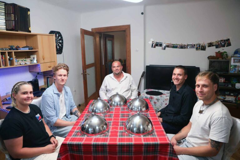 Prostřeno tento týden: Zábava v ložnici, výhra, která by padla na nákup plen a místo Sněhurky dorazí Dežo