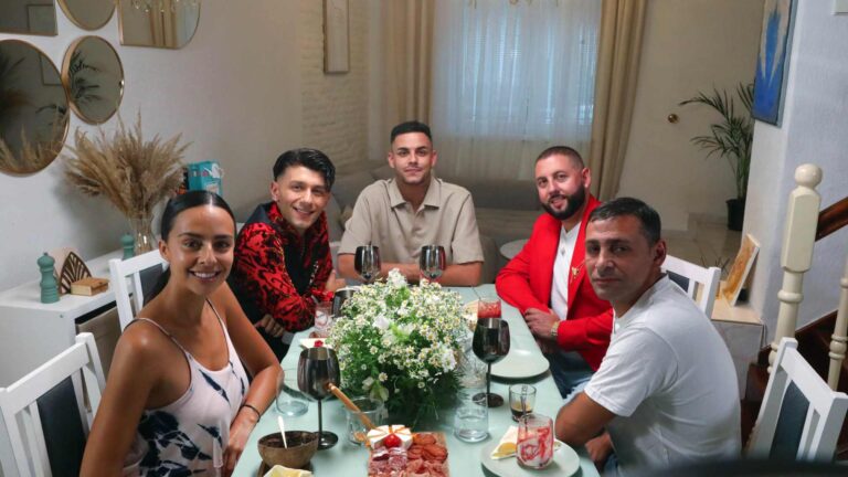 Prostřeno příští týden ve znamení Vánoc u slavných: Spojení víry a odvážných fotek, zpěvák Bendig a vaření s cigaretou