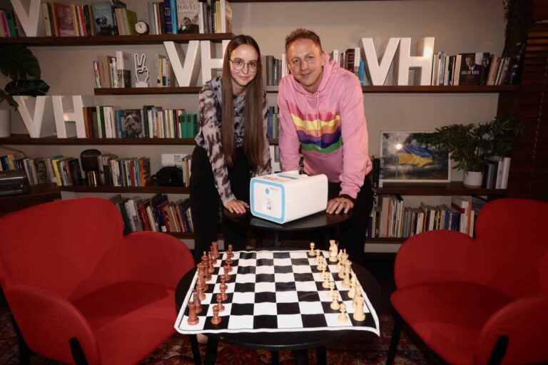 Sbírka změnila život nemocné dívce. Speciální přístroj jí předal Tomáš Klus