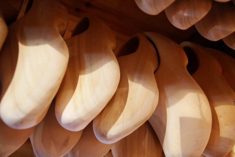 Přirovnání a úsloví, která zná každý: Smradu jako v Cařihradu, kousavým dozadu a jak Baťa s dřevákama