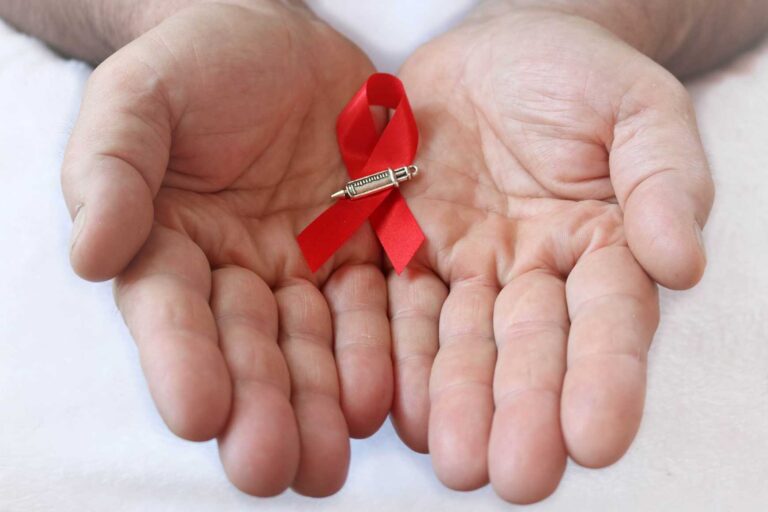 Stovky lidí mají HIV a neví o tom. Rizikem není léčený pacient, ale netestovaný. Dnes je Světový den boje proti AIDS