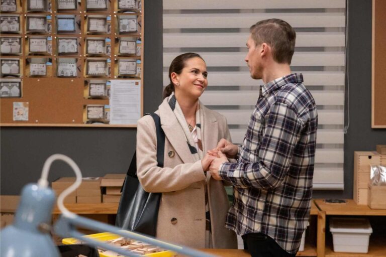 Vanda z Ulice balí kufr a mizí. V polyamorním vztahu se objeví velké trhliny