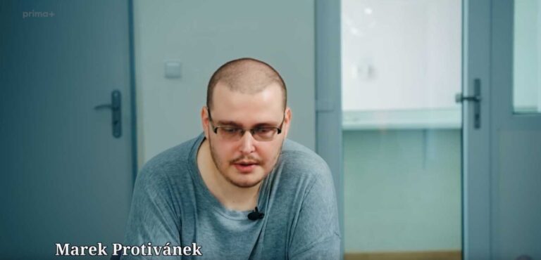 Bez lítosti: Dvě stě bodnými ranami zabil otce, bratra i sestru. Pak počkal na policii a myslel, že jej pochopí