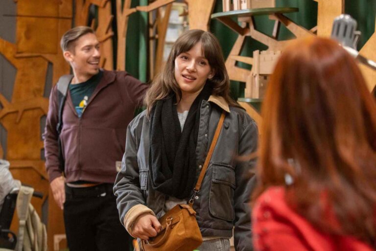 Ulice v úterý: Sára se nečekaně objeví v Království, návrh pro Denise a Eddieho povedené rande