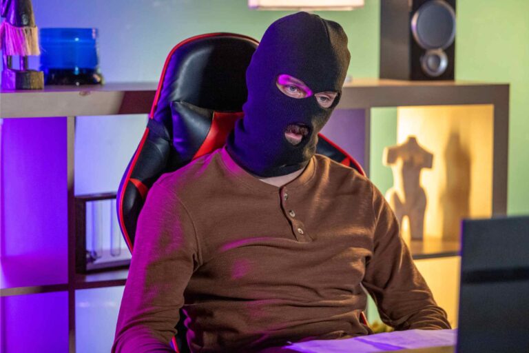 Ulice v pondělí: Červená pilulka, Marie na výzvědách u Kristýny, Luděk si jde za svým a Rosťa zmizí