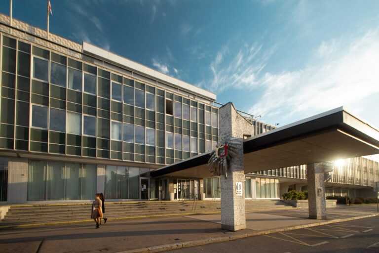 Placení za televizi a rozhlas končí. Účet za domácnosti převezme stát