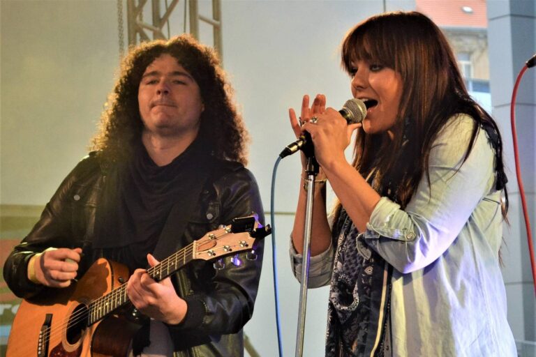 Ewa Farna a její luxusní bydlení: Vila s bazénem ve Všenorech i trojdomek u Pražského hradu za desítky milionů