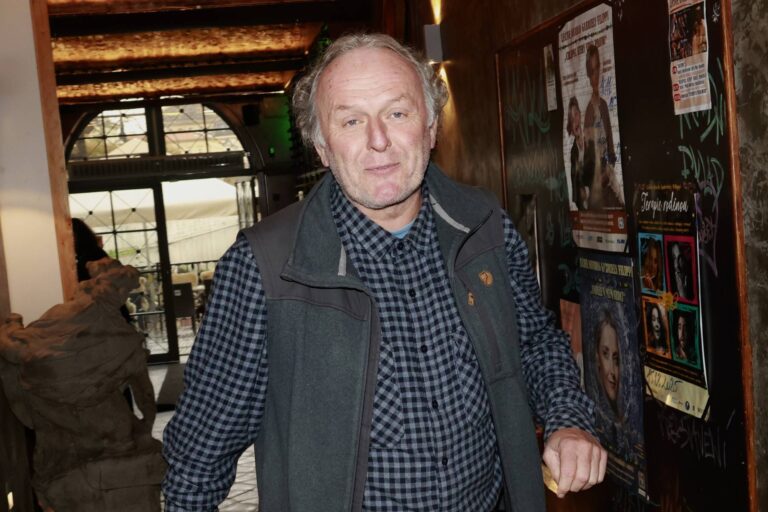 Jaroslav Dušek žije alternativně. Lékaře odmítá, léčí se půsty a klystýrem a postavil dům z hlíny