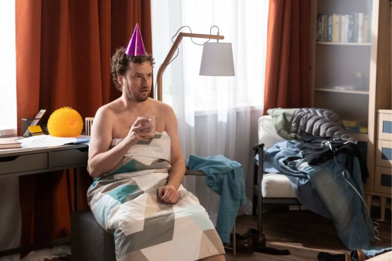 Ulice ve čtvrtek: Nahý Eddie a Prokop ve spodním prádle se s kocovinou a oknem probudí ve stejné posteli