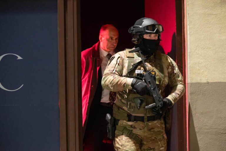 Ulice: Do klubu vtrhne zásahovka a Soňa překvapí v převleku za kulečníkovou kouli