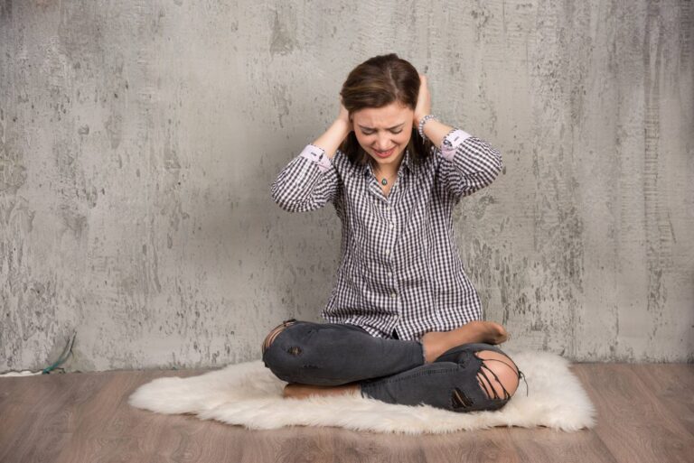 Nesnesitelné dupání nad hlavou v bytě. Soused za to často nemůže, řešení stojí statisíce