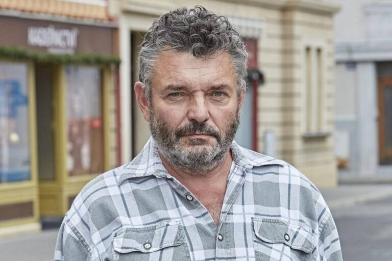 Jiří Štrébl alias Miloš z Ulice bydlí v paneláku, ale vypadá to tam jako v roubence. Architekt se mu smál