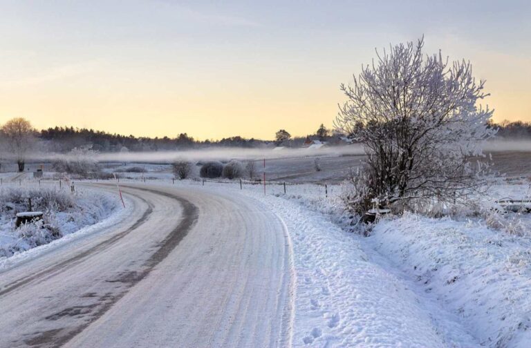Ledová past na východě. Pondělní ráno hrozí v šesti krajích dopravním kolapsem