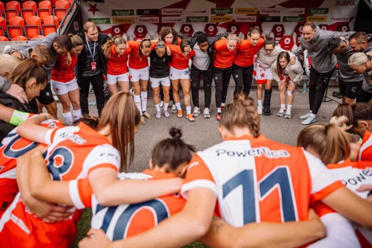 Místo titulu přišel boj o přežití. Dokument ze šatny Slavie ukazuje, že ženský fotbal stále naráží na zeď