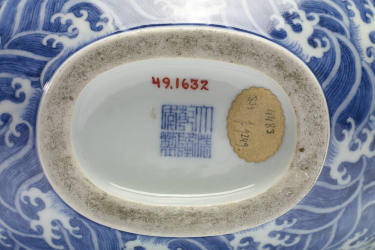 Než vyhodíte starou vázu, zkontrolujte dno. Nenápadný porcelán z dědictví se draží za stamiliony