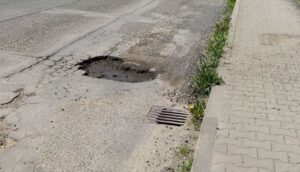 Výmol na silnici může potrápit vaše auto i vaši peněženku, FOTO: ŠJů, Wikimedia Commons, CC BY 4.0, via Wikimedia Commons