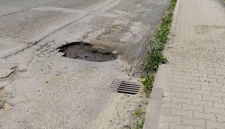 Zničené auto a tisícové škody. Jarní pasti na silnicích mají jasného viníka