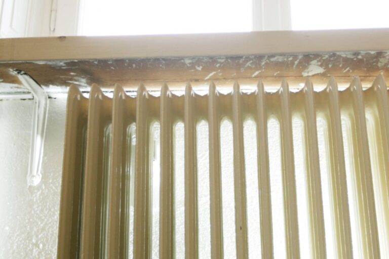 Alobal za radiátorem sám o sobě nefunguje. Za topení ušetříte, jen když přidáte obyčejný karton