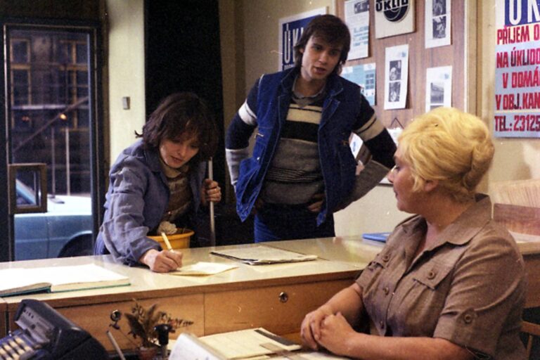 Láska z pasáže: Výslechy na Státní bezpečnosti, deset litrů polévky a skutečná smrt partnera hlavní hrdinky